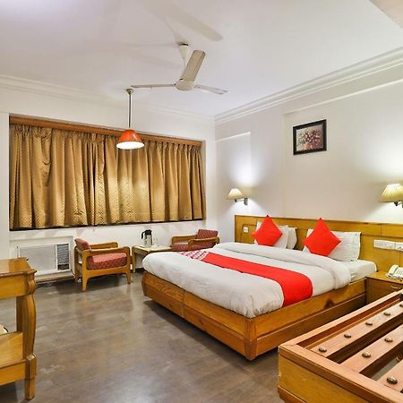 Hotel Pinnacle Ahmedabad Bagian luar foto