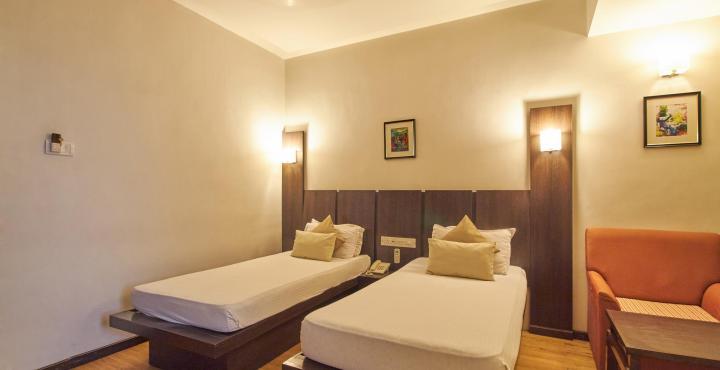 Hotel Pinnacle Ahmedabad Bagian luar foto