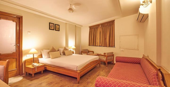 Hotel Pinnacle Ahmedabad Bagian luar foto