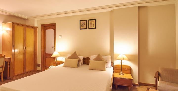 Hotel Pinnacle Ahmedabad Bagian luar foto