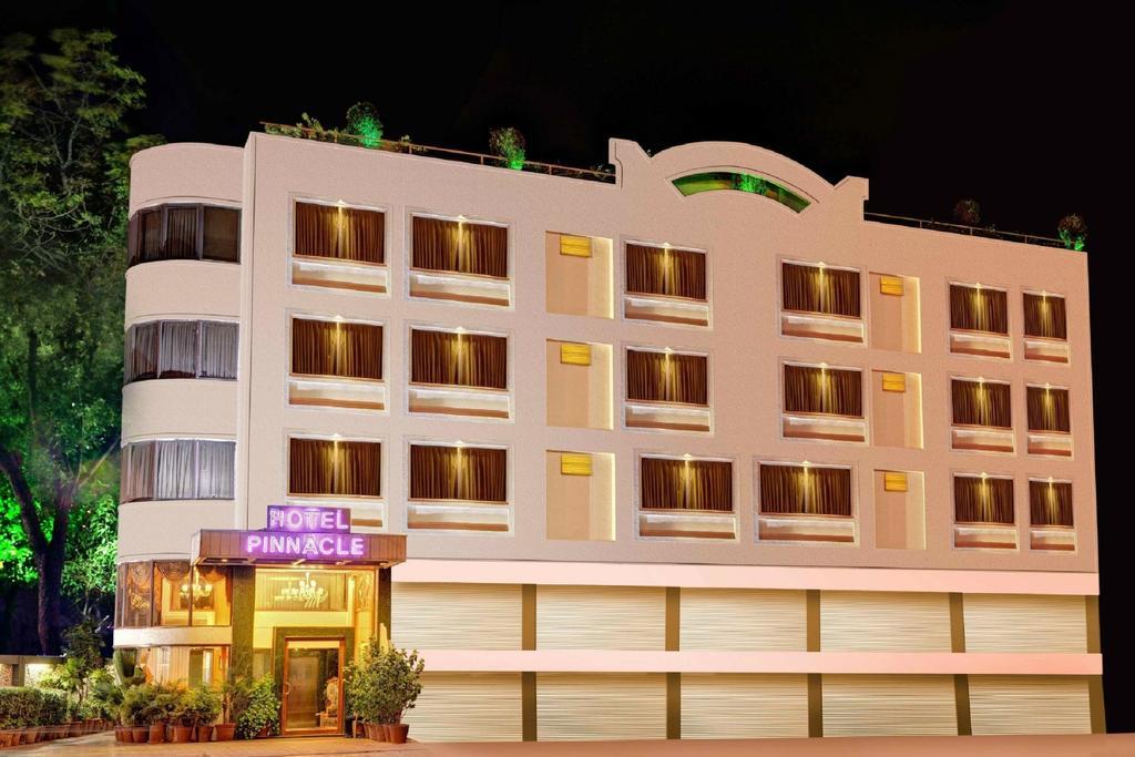 Hotel Pinnacle Ahmedabad Bagian luar foto