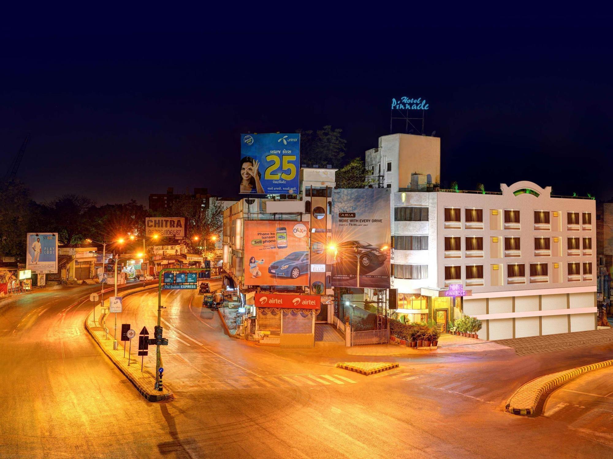 Hotel Pinnacle Ahmedabad Bagian luar foto