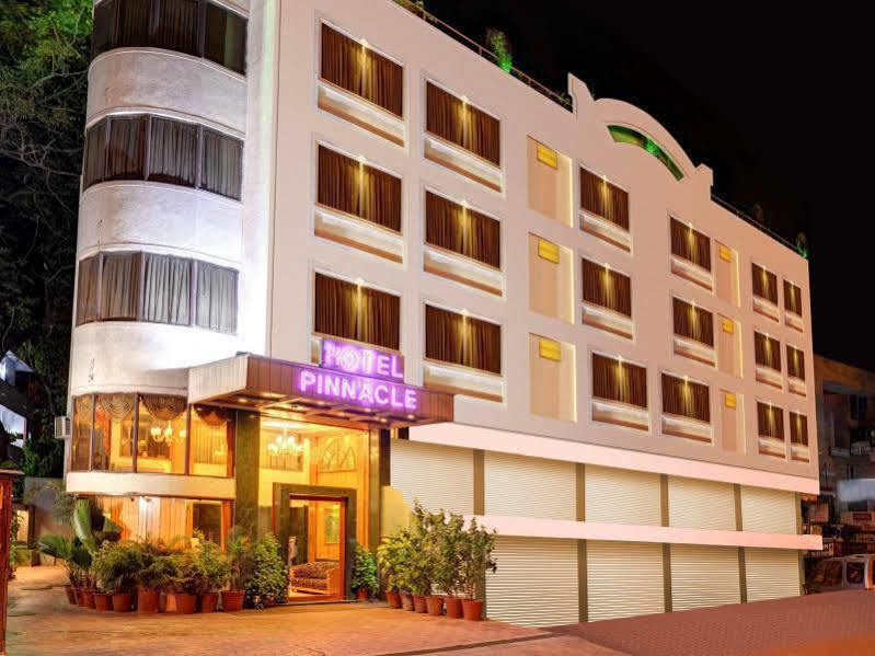 Hotel Pinnacle Ahmedabad Bagian luar foto