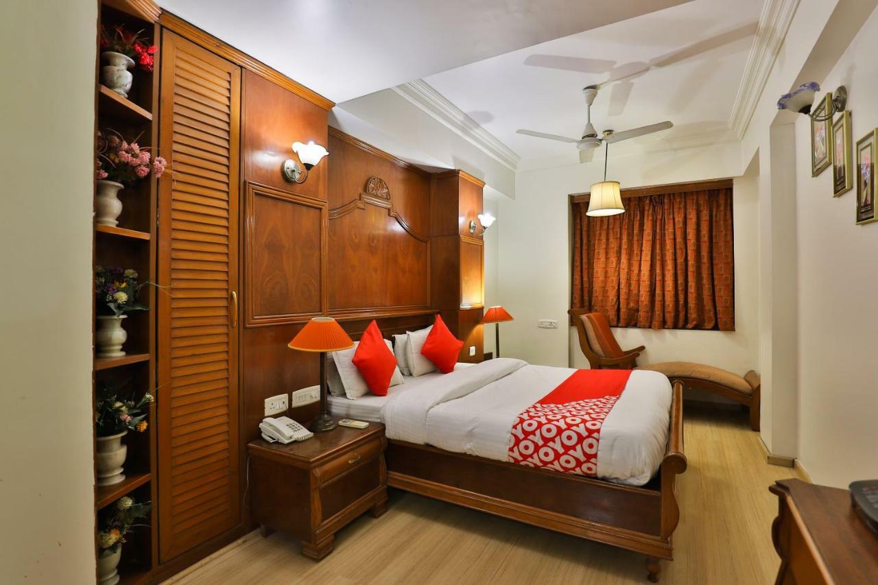 Hotel Pinnacle Ahmedabad Bagian luar foto