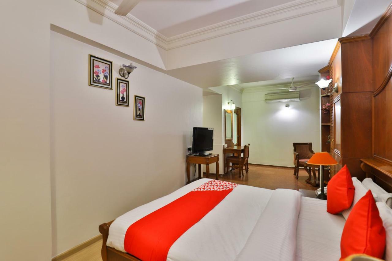 Hotel Pinnacle Ahmedabad Bagian luar foto