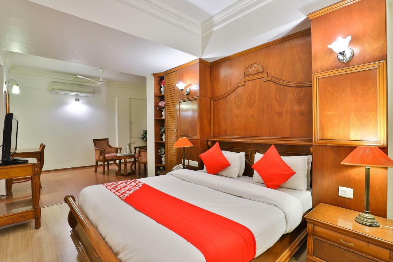 Hotel Pinnacle Ahmedabad Bagian luar foto