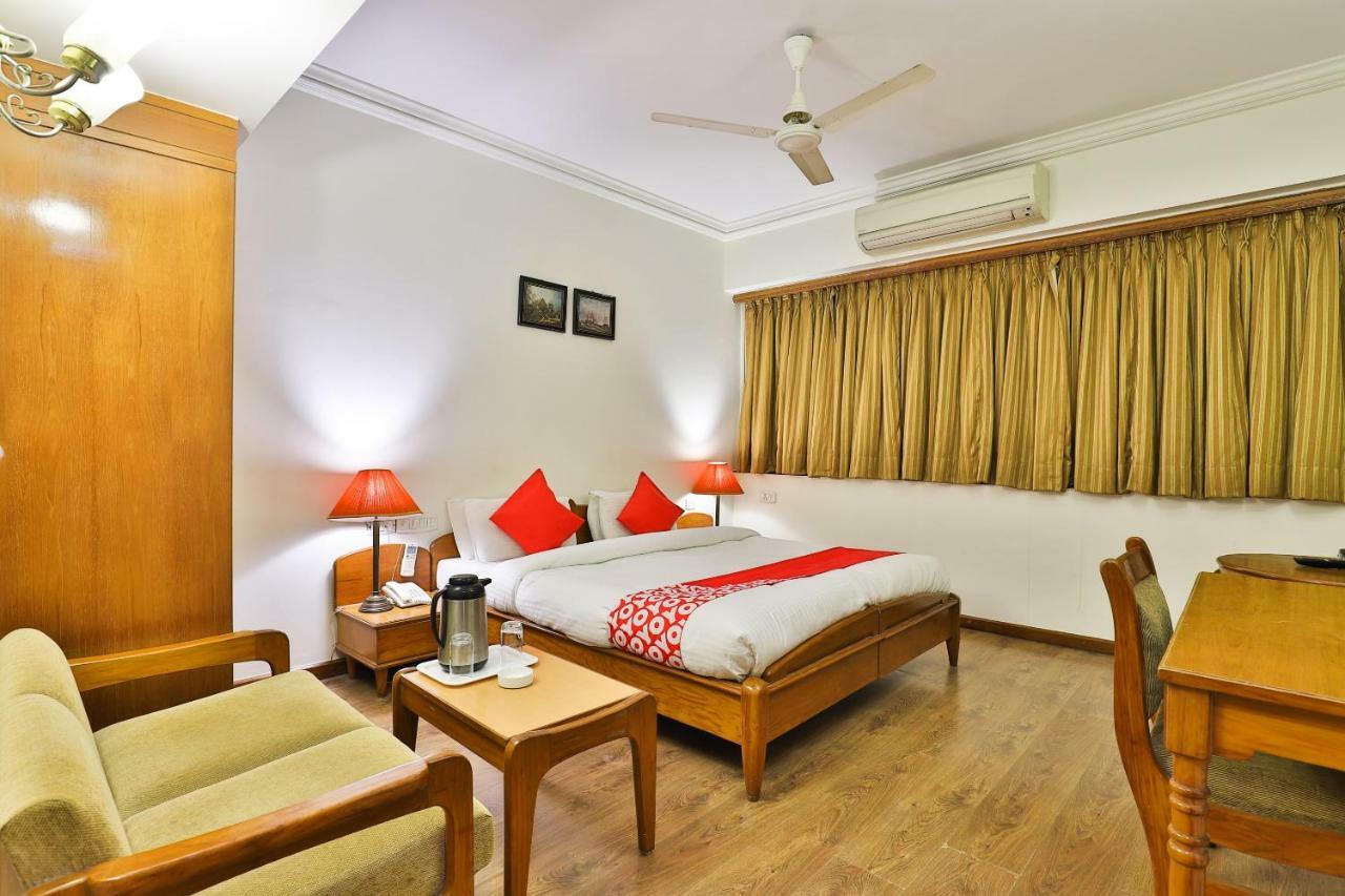 Hotel Pinnacle Ahmedabad Bagian luar foto