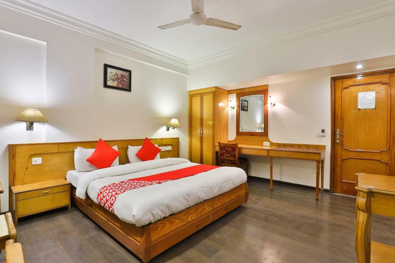 Hotel Pinnacle Ahmedabad Bagian luar foto
